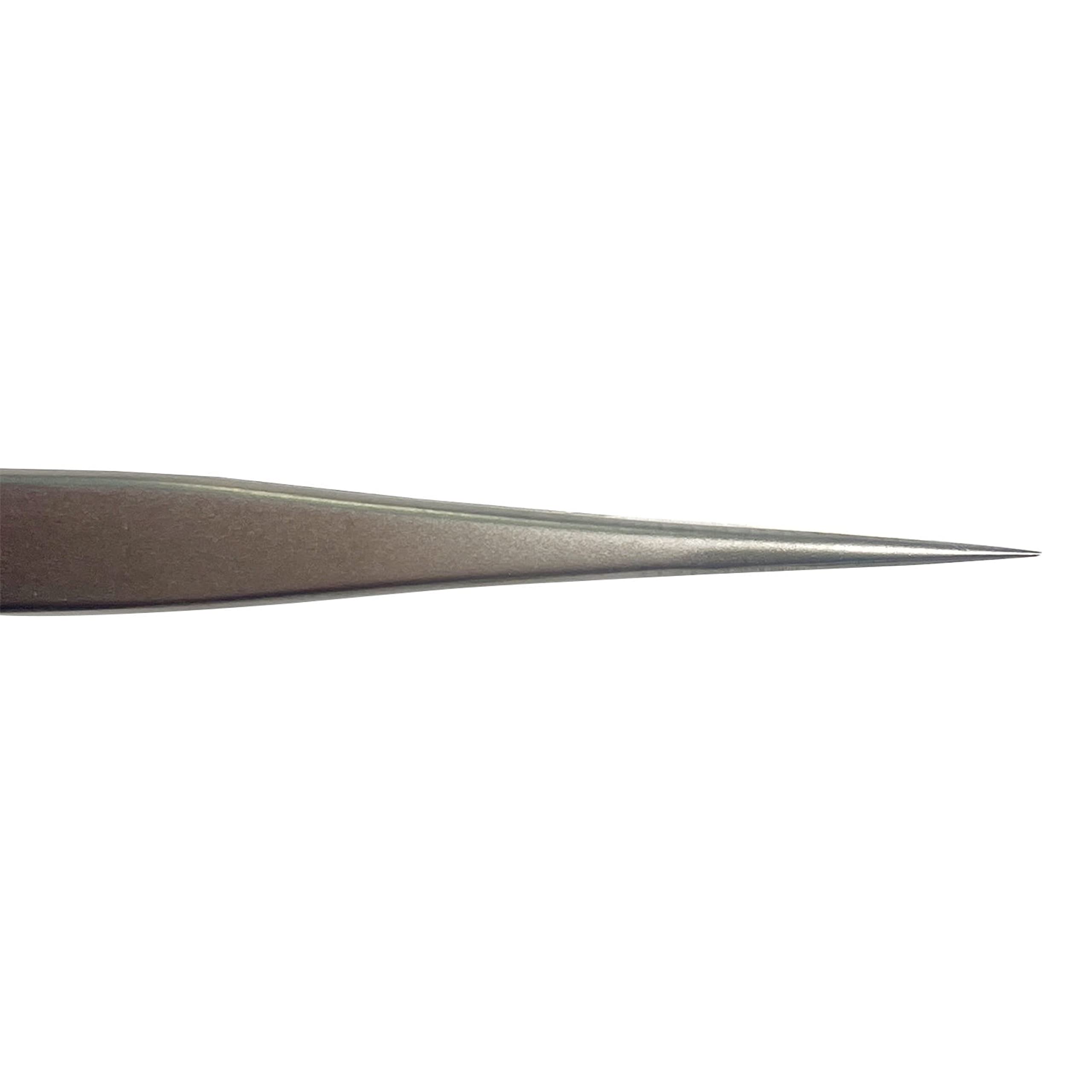 CHAZÓN tweezers next to a ruler and protective case showing size and travel-ready convenience