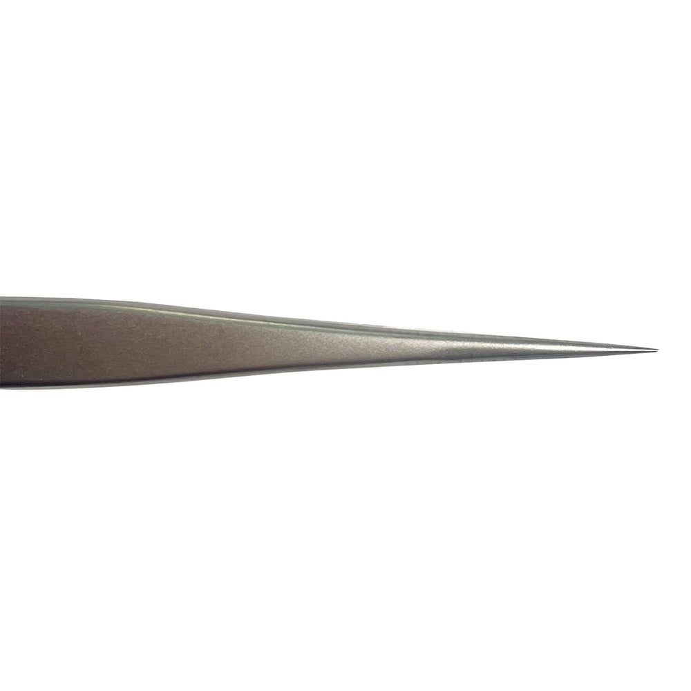 CHAZÓN tweezers next to a ruler and protective case showing size and travel-ready convenience