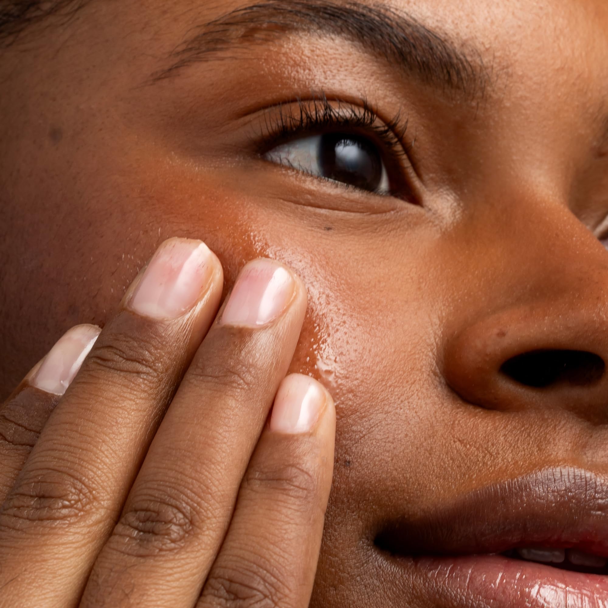 Cliganic oil applied to hair ends improving shine and manageability