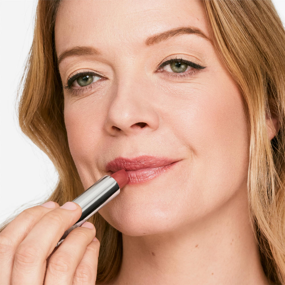 Clinique shaping lip colour application precision tip defining cupid’s bow — no-liner definition benefit