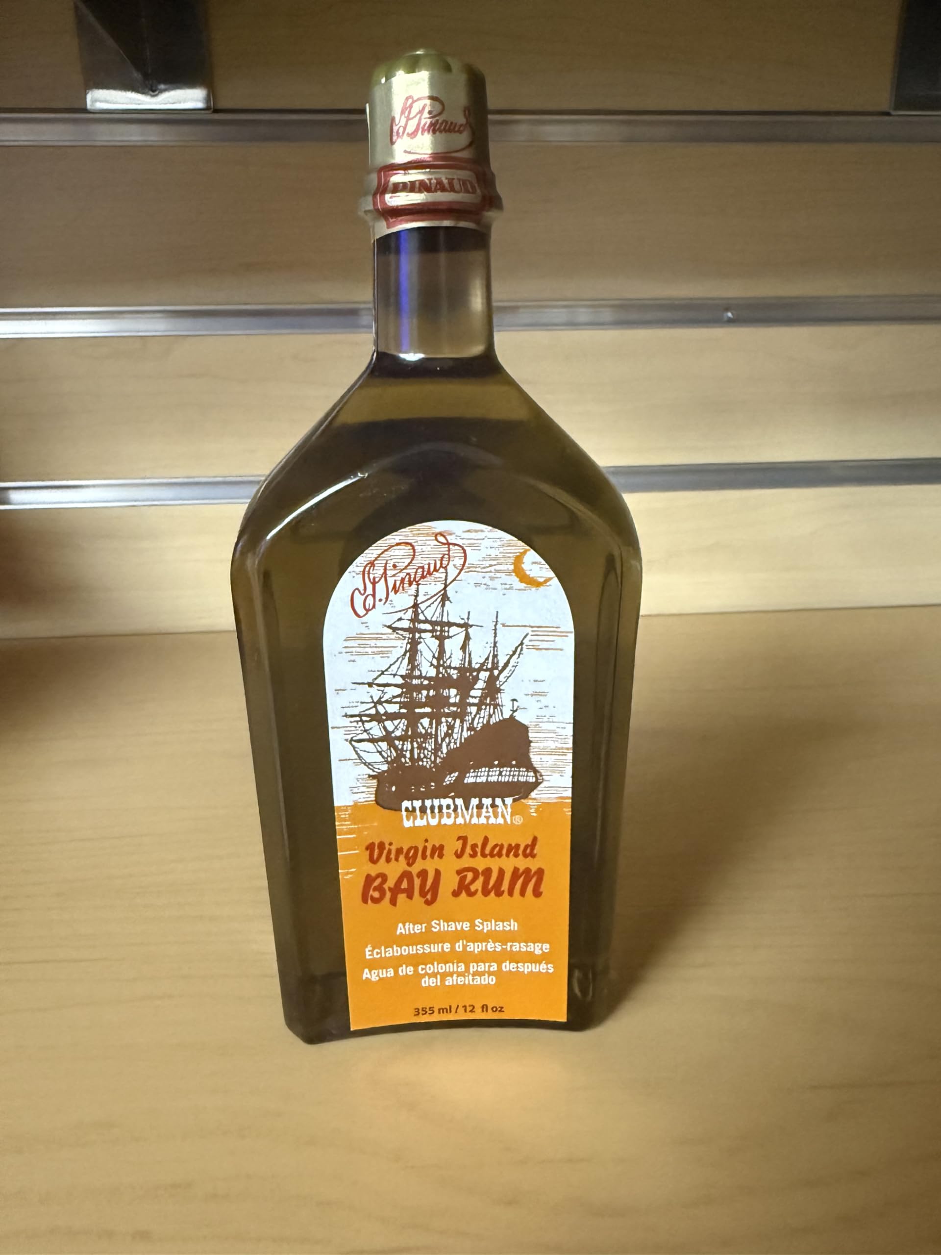 Clubman cap and pour detail illustrating easy application benefit