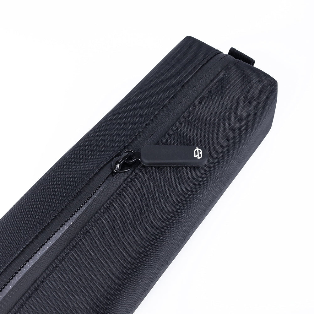 Comfyable water-resistant polyester close-up preventing spills