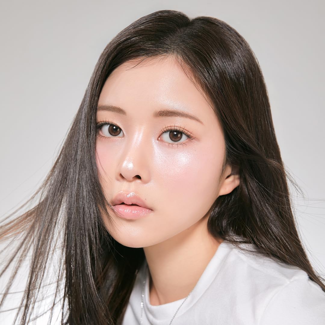 CORINGCO lashes with water splash illustrating sweat-resistant wear benefit