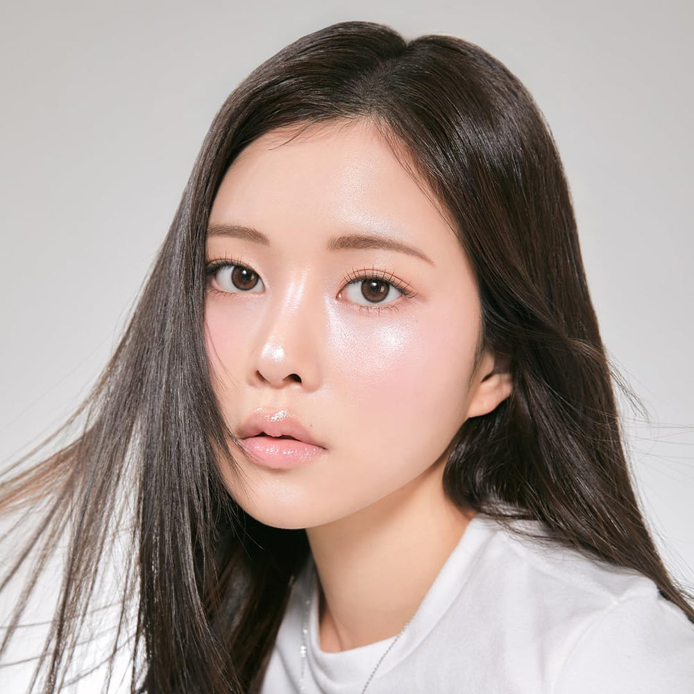 CORINGCO lashes with water splash illustrating sweat-resistant wear benefit