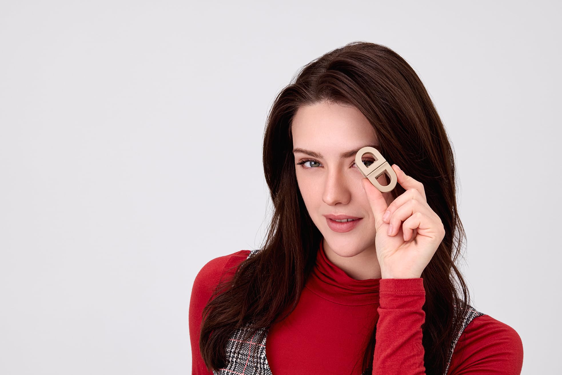 DAFNI KLIX magnetic connection detail showing magnets aligning for secure hold