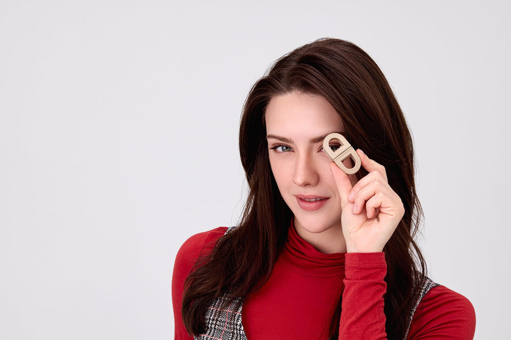 DAFNI KLIX magnetic connection detail showing magnets aligning for secure hold