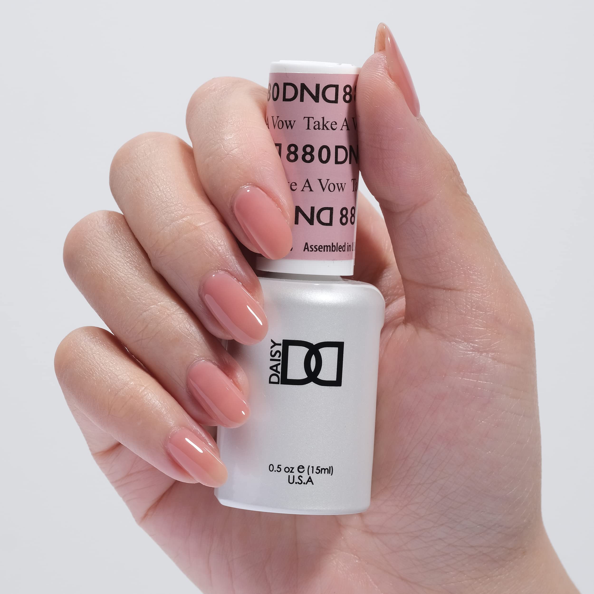 DAISY DND open bottles showing both gel and lacquer for matching color