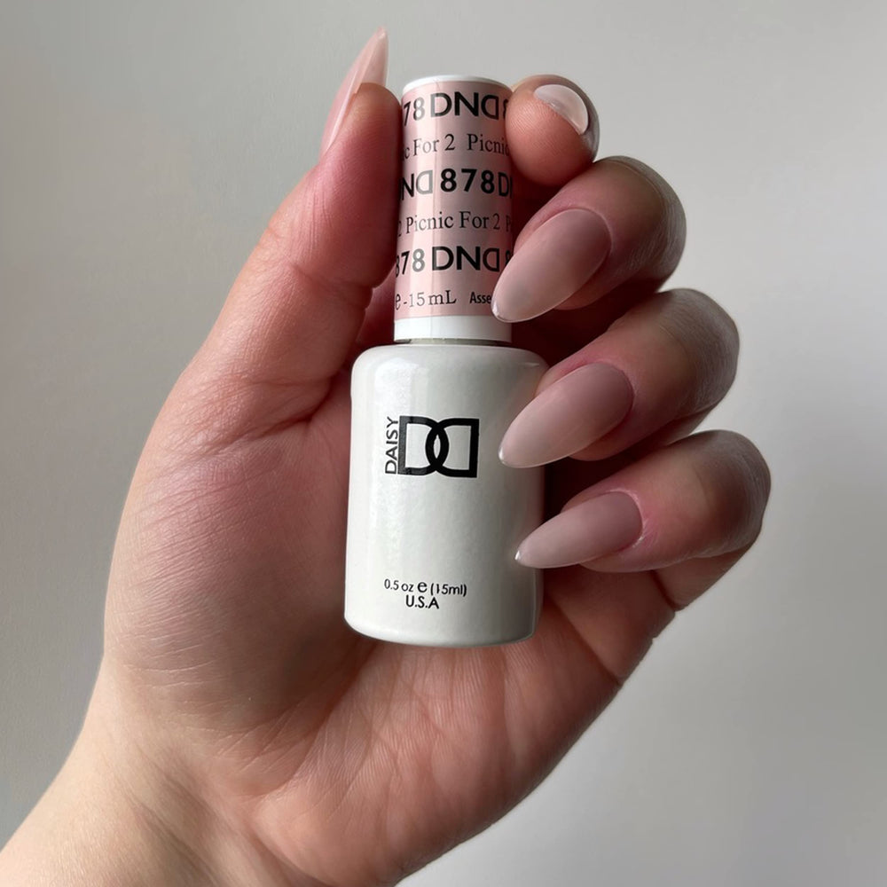 DAISY DND open bottles of gel and lacquer side-by-side, convenient for salon or travel