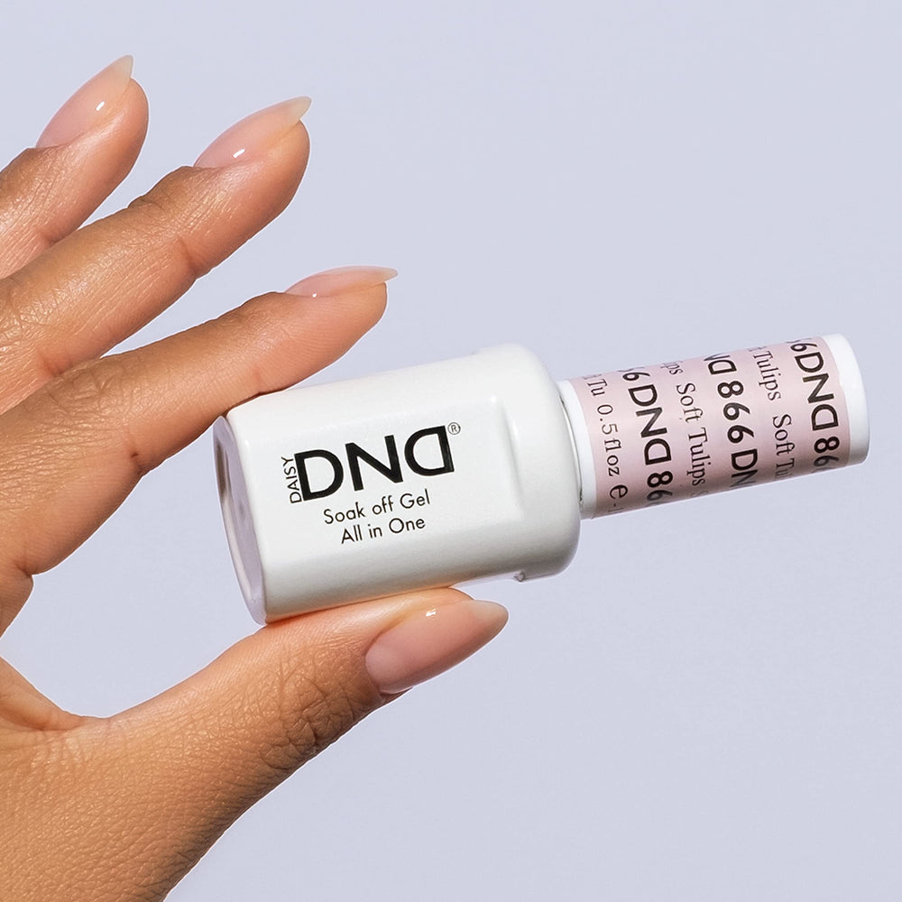 DAISY DND gel bottle close-up highlighting smooth brush and rich pigment, ensures precision