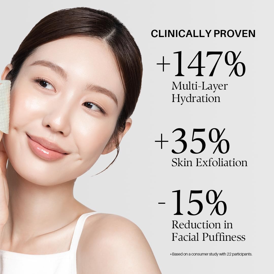 d'alba Piedmont pads in hand demonstrating easy application and targeted use