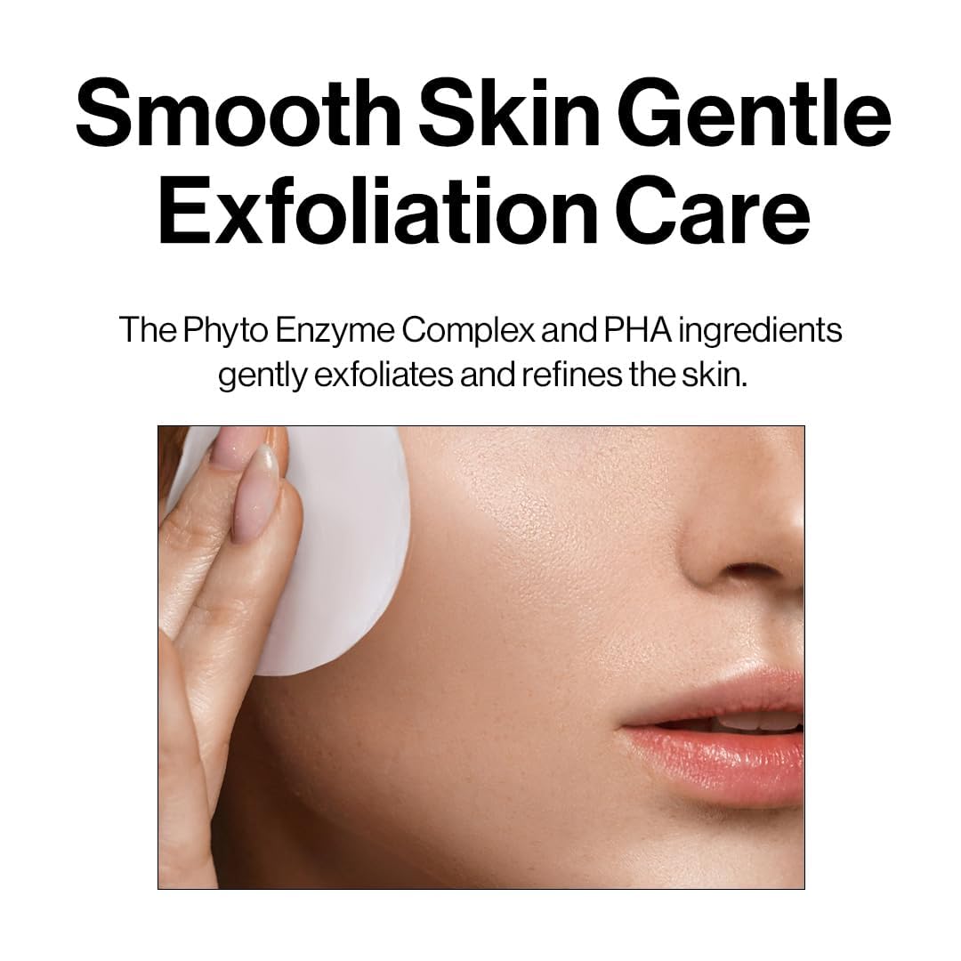 d'alba Piedmont toner pouring into palm demonstrating easy application and absorbent hydration