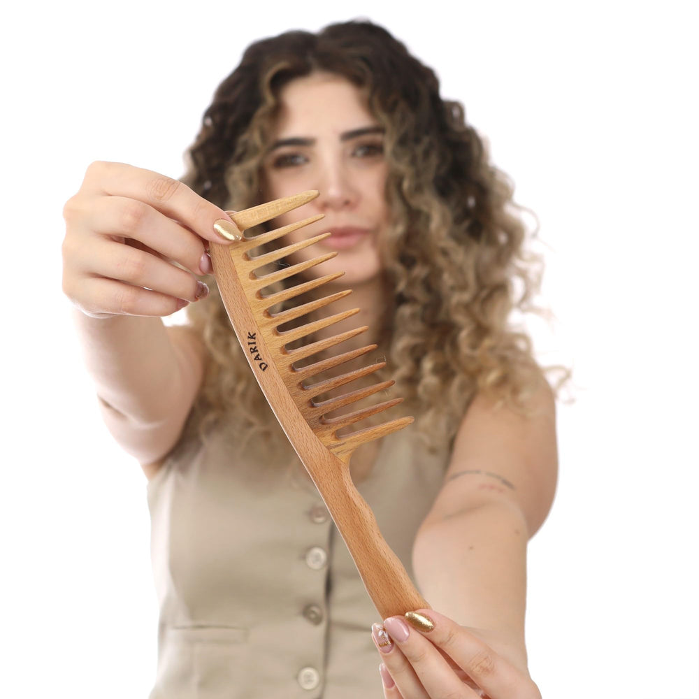 Darık Profesyonel Ahşap comb detangling curly hair with minimal pulling and reduced breakage