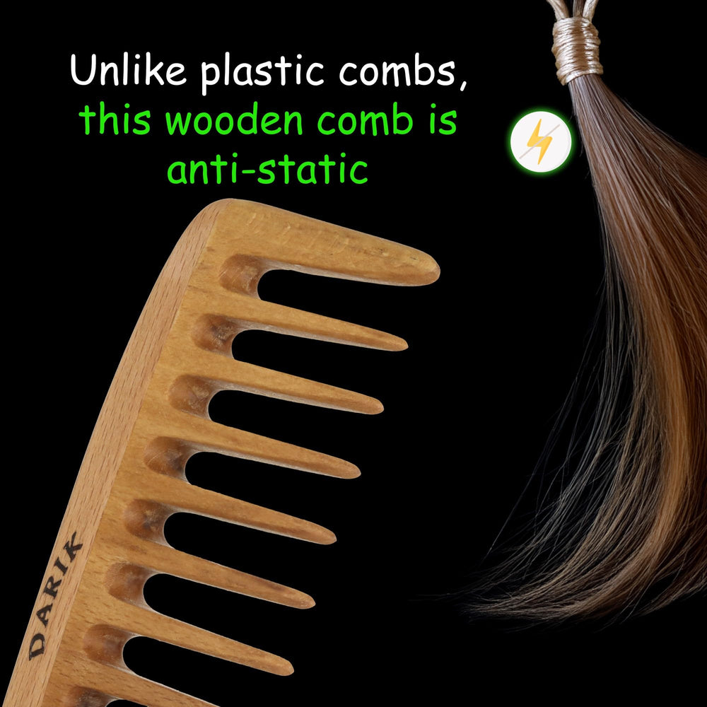 Darık Profesyonel Ahşap comb in hand to show compact size and comfortable hold