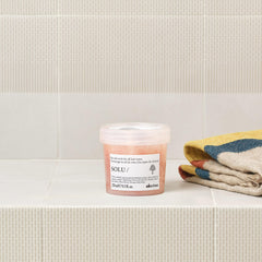 Davines SOLU/ scoop close-up highlighting salt granules that remove buildup