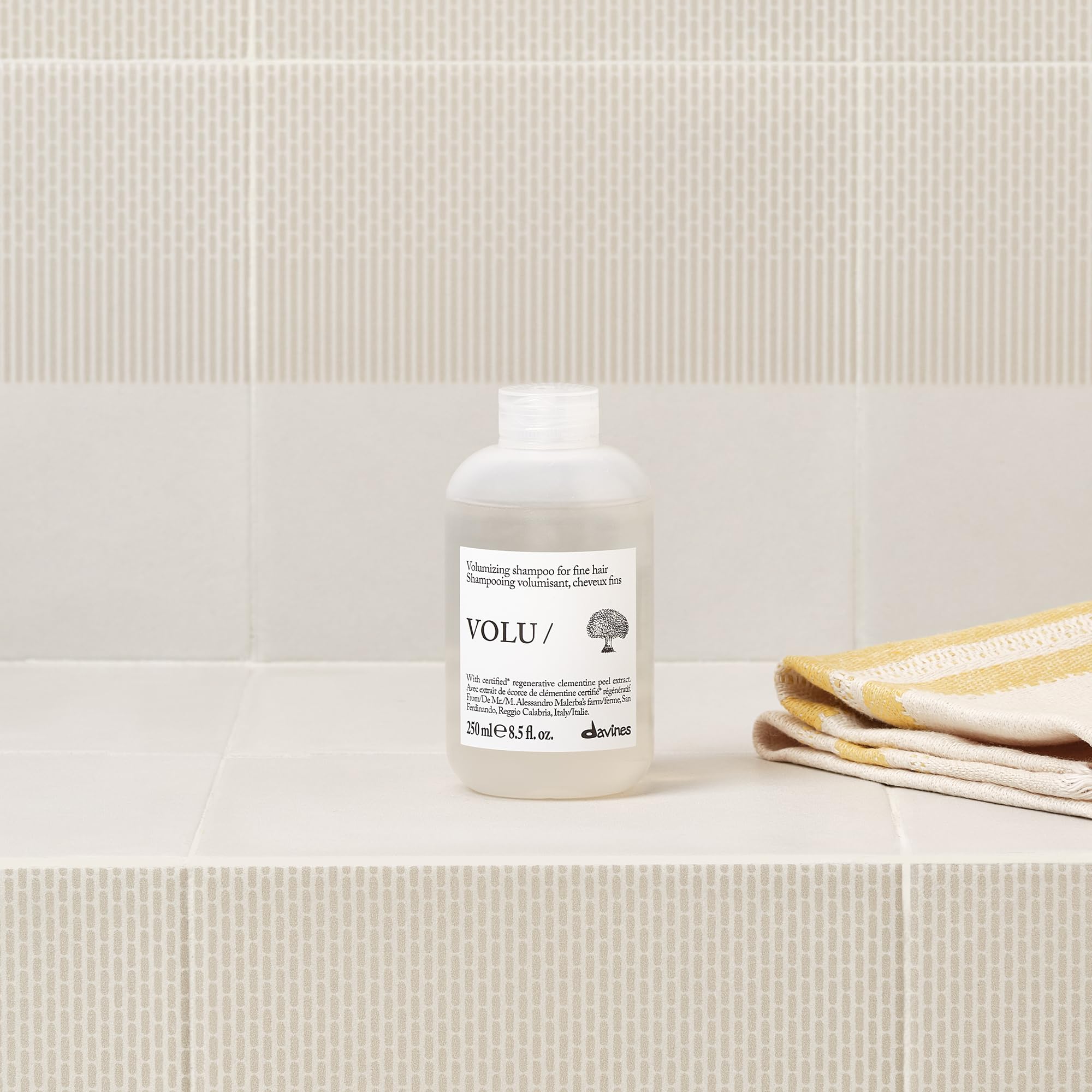Davines VOLU/ shampoo close-up foam texture demonstrating airy cleansing benefit