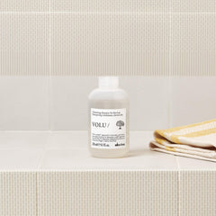 Davines VOLU/ shampoo close-up foam texture demonstrating airy cleansing benefit
