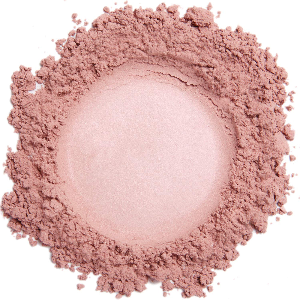 DEMÚRE mixed with clear gloss creating lip color demonstration for multiuse versatility