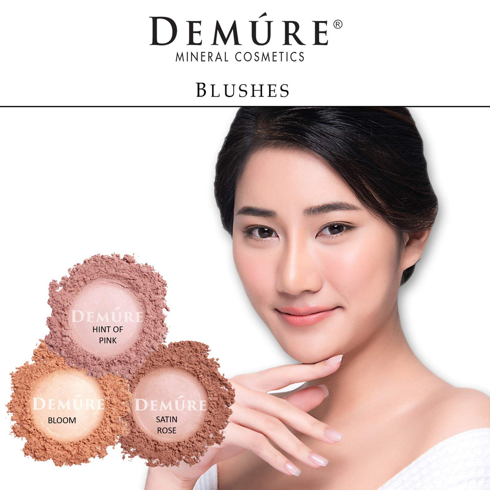 DEMÚRE loose powder texture close-up showing fine mineral particles and smooth blendability