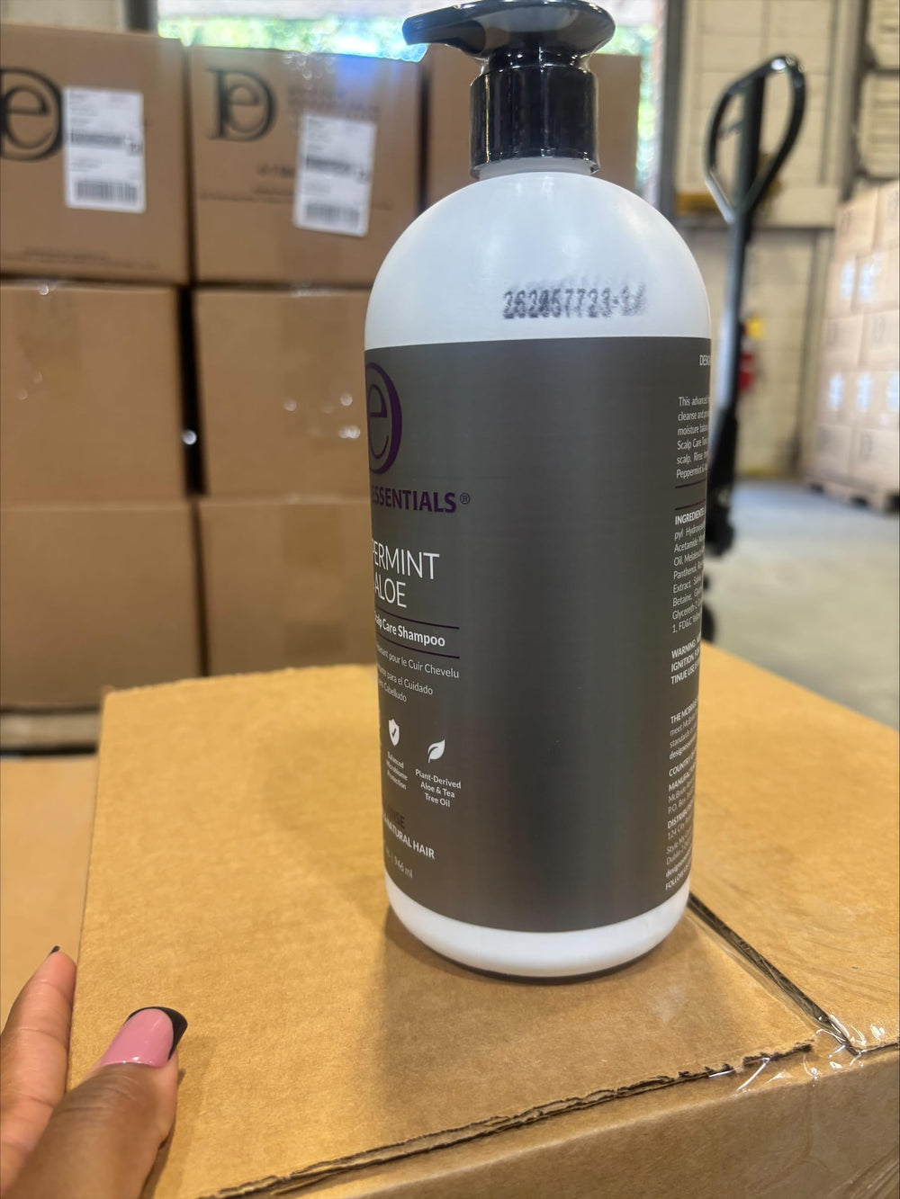 Design Essentials lather on scalp demonstrating effective cleansing and flake control