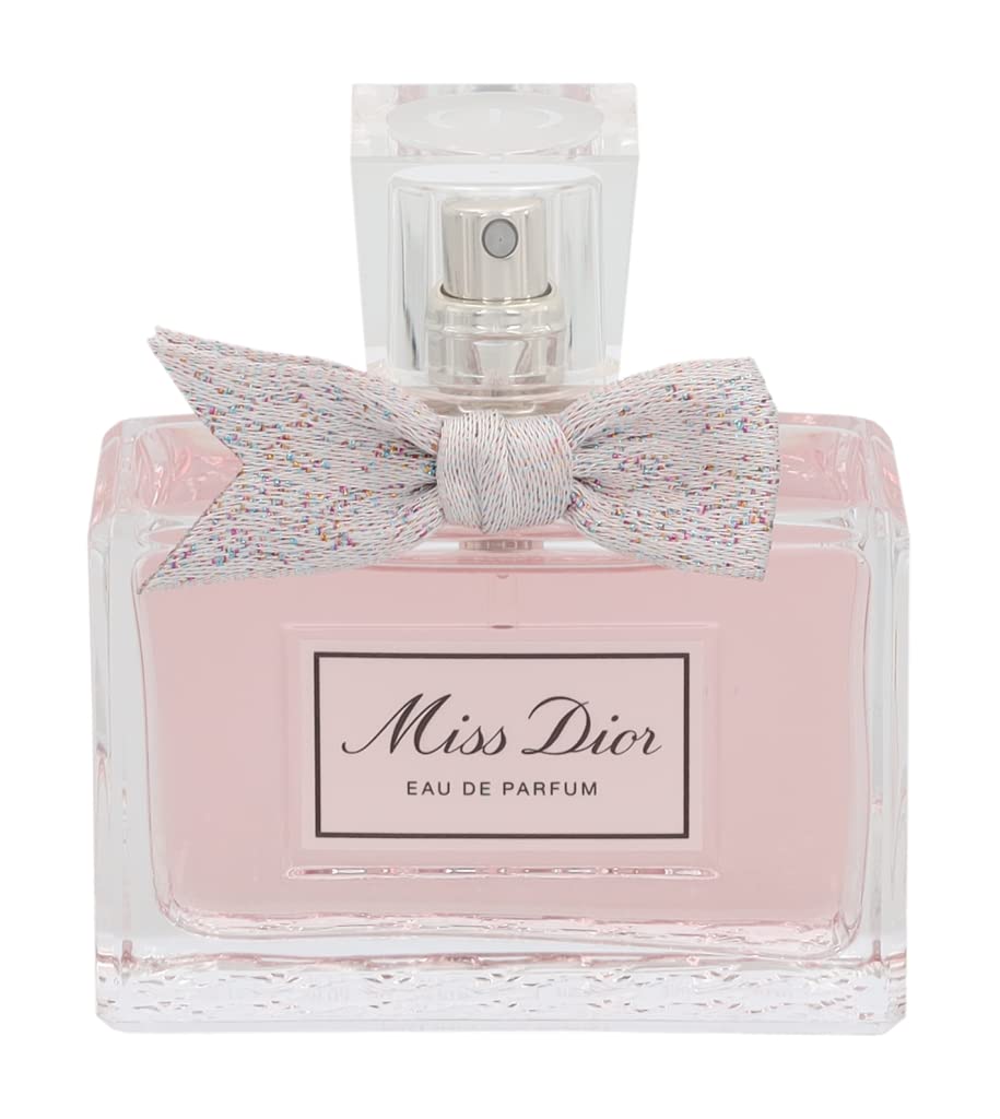 Model spraying Dior Miss EDP demonstrating application and sillage