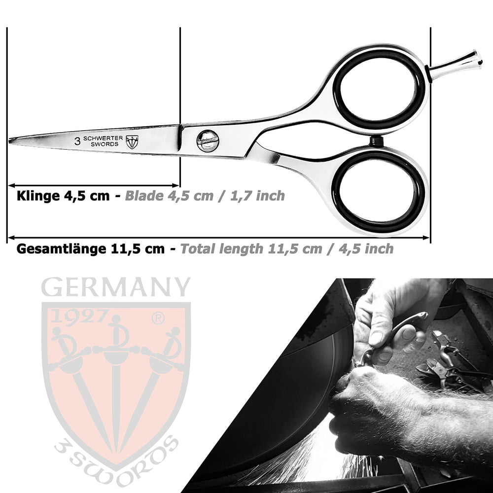 Drei Schwerter in hand demonstrating size and ergonomic control