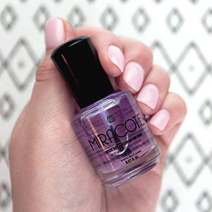 duri lifestyle hand shot showing stronger nails with glossy polish