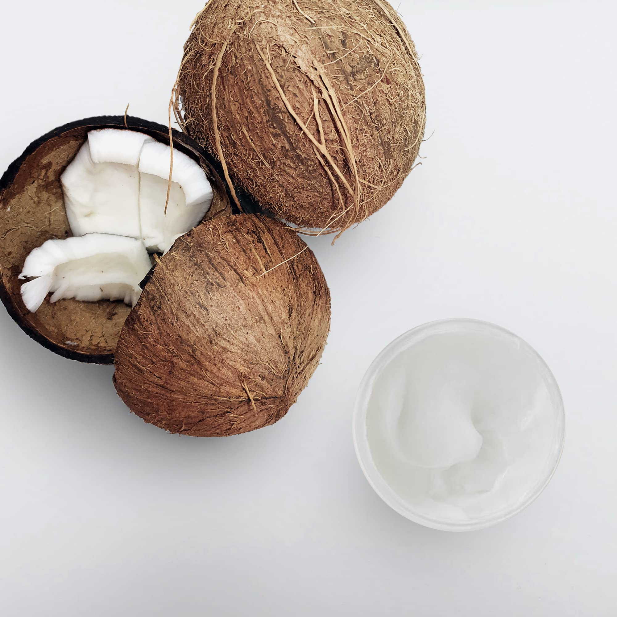 Hands smoothing edges with Eco Style gel, brand delivering strong hold and shine
