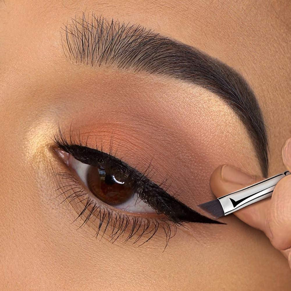 EIGSHOW brush in use creating a sharp wing with steady application