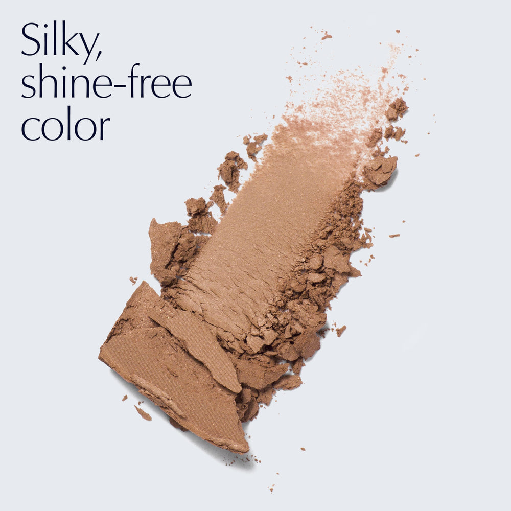 Estée Lauder texture close-up highlighting finely milled powder for smooth blend