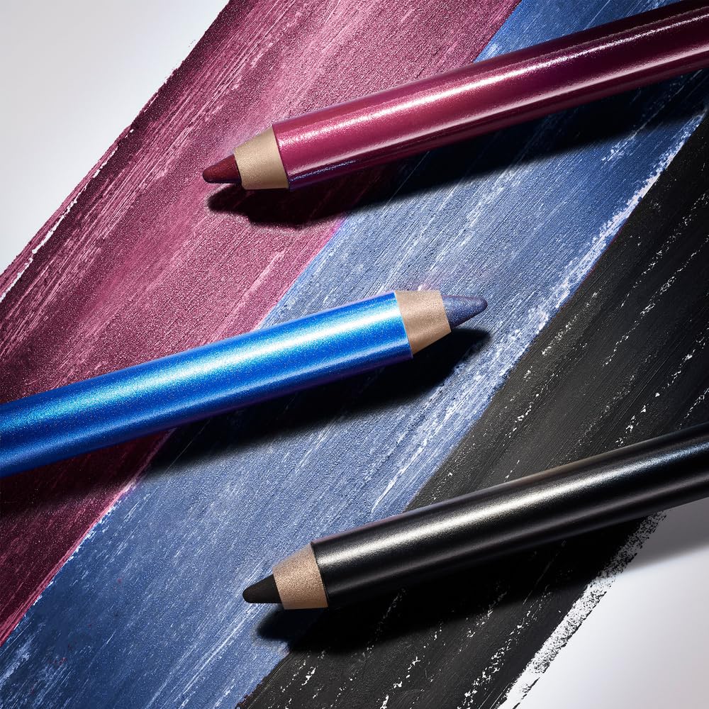 Estée Lauder Double Wear smudger in use creating a smoky softened eye look benefit