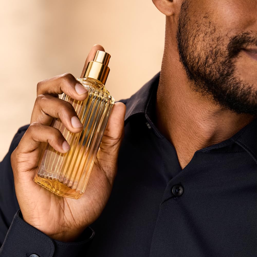 Estée Lauder ingredients close-up highlighting citrus and wood notes benefits