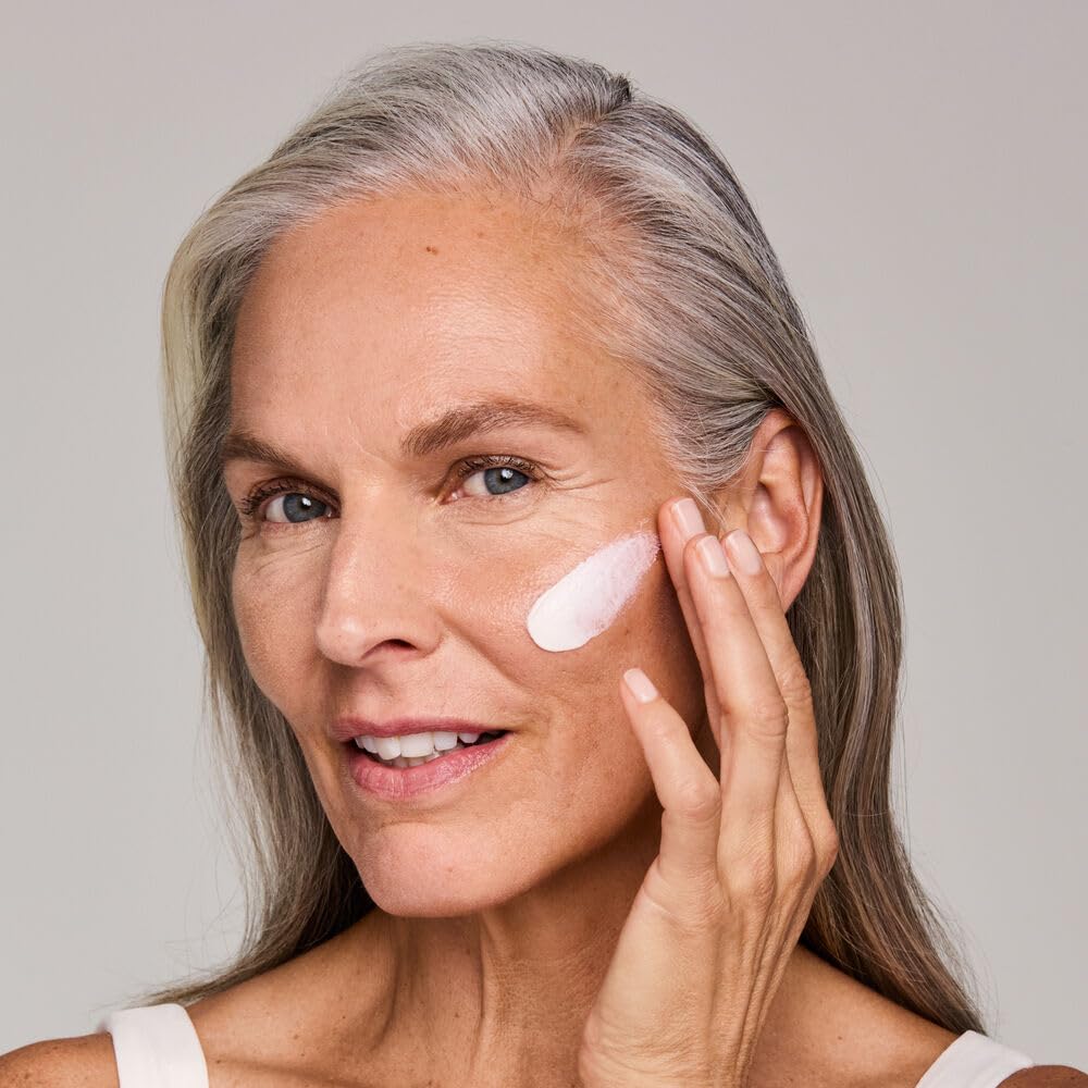 Estée Lauder close-up of cream texture illustrating rich hydration benefit