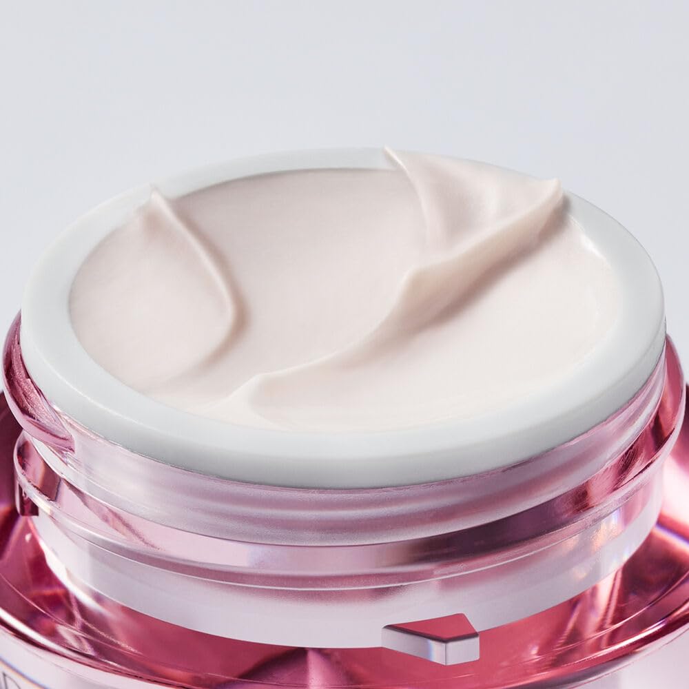 Estée Lauder applying under eye cream demonstrating gentle patting reduces puffiness benefit