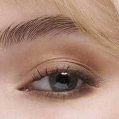 Estée Lauder open palette with mirror illustrating easy on-the-go application benefit