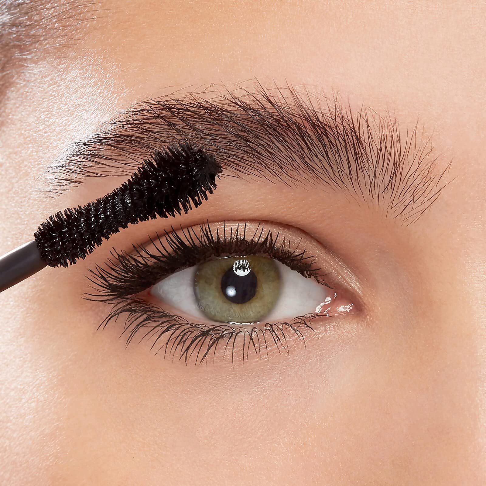 Eyeko mascara applied on lashes demonstrating curl and volumizing effect