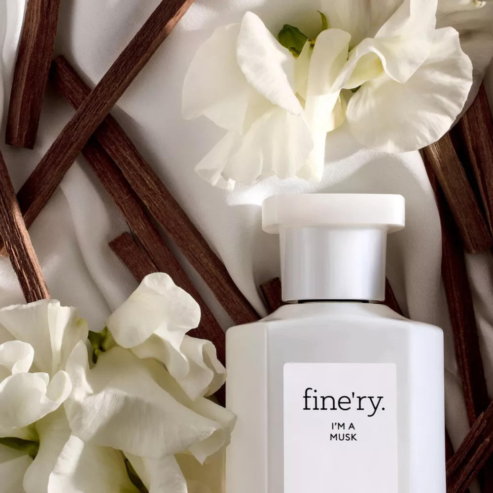 Fine'ry close-up of musk and sandalwood notes showing natural ingredients