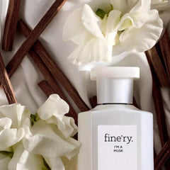 Fine'ry close-up of musk and sandalwood notes showing natural ingredients