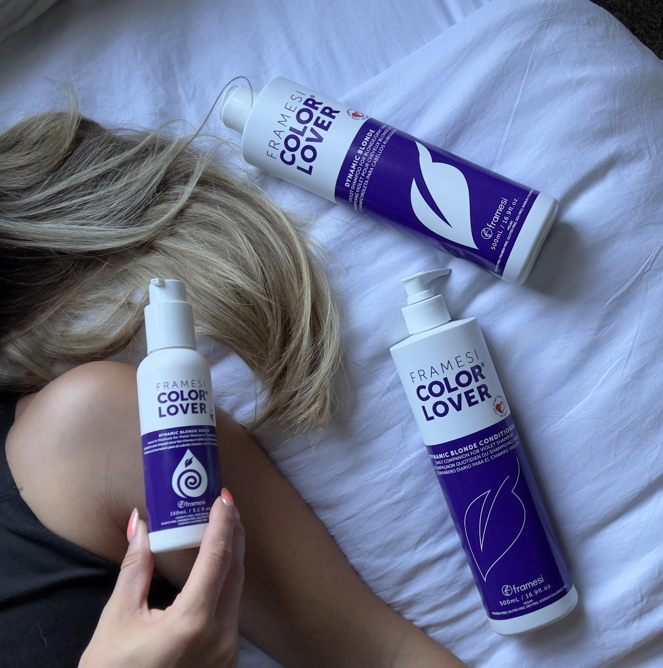 Stylist applying Framesi Dynamic Blonde in salon to neutralize yellow tones