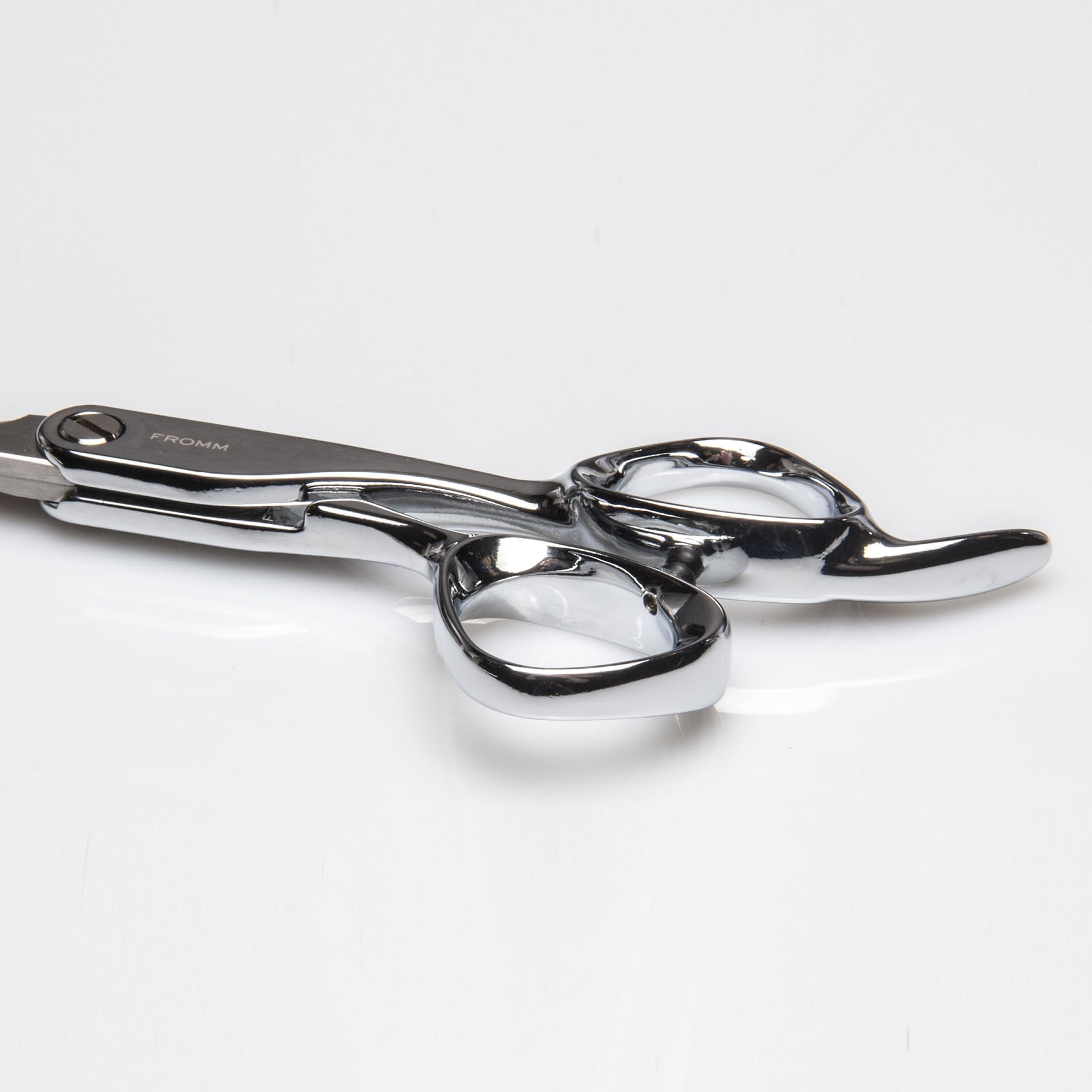 Fromm Explore beveled blade detail highlighting sharp edge for precise cutting control