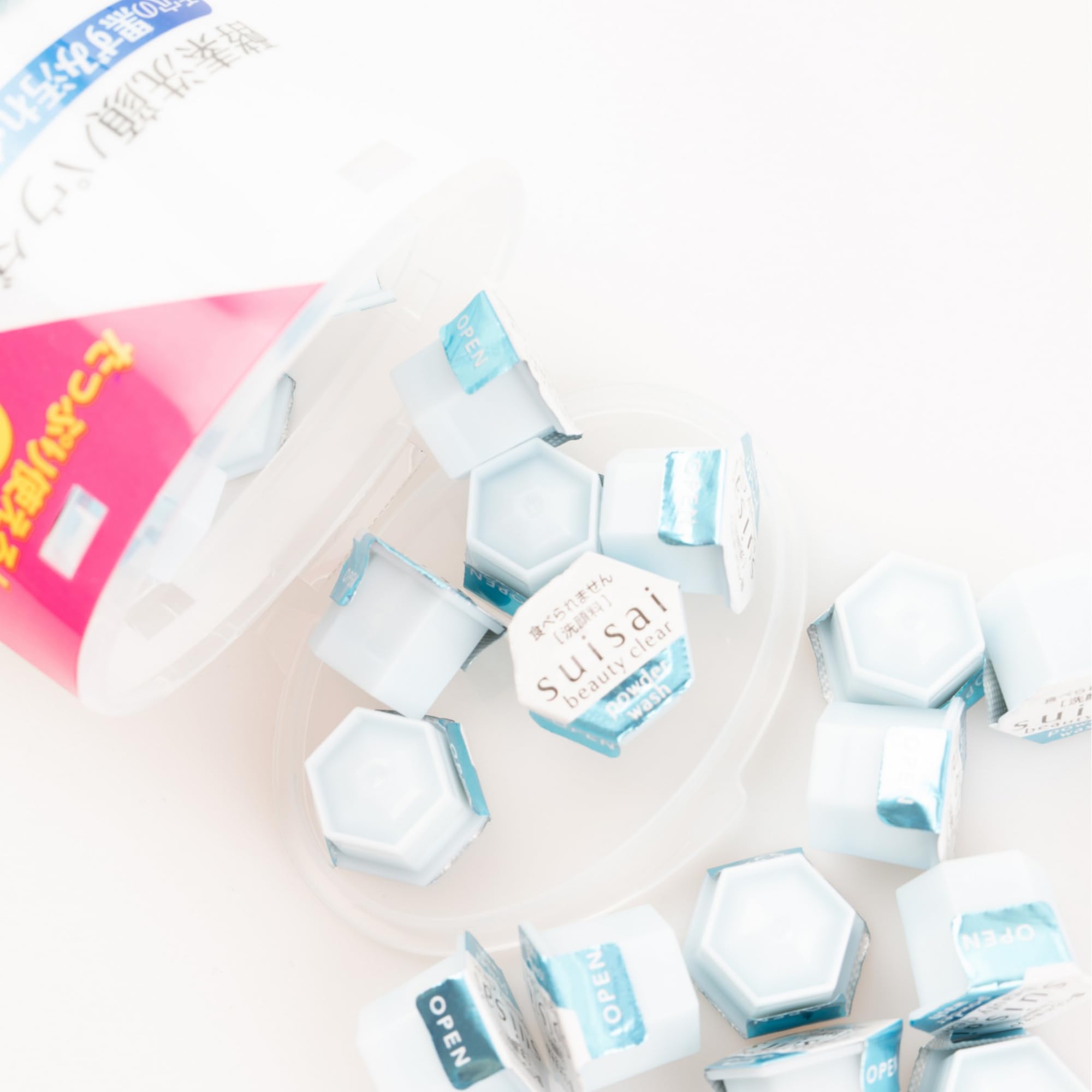 GASHINA STORY powder being activated in hand showing easy-use and travel benefit