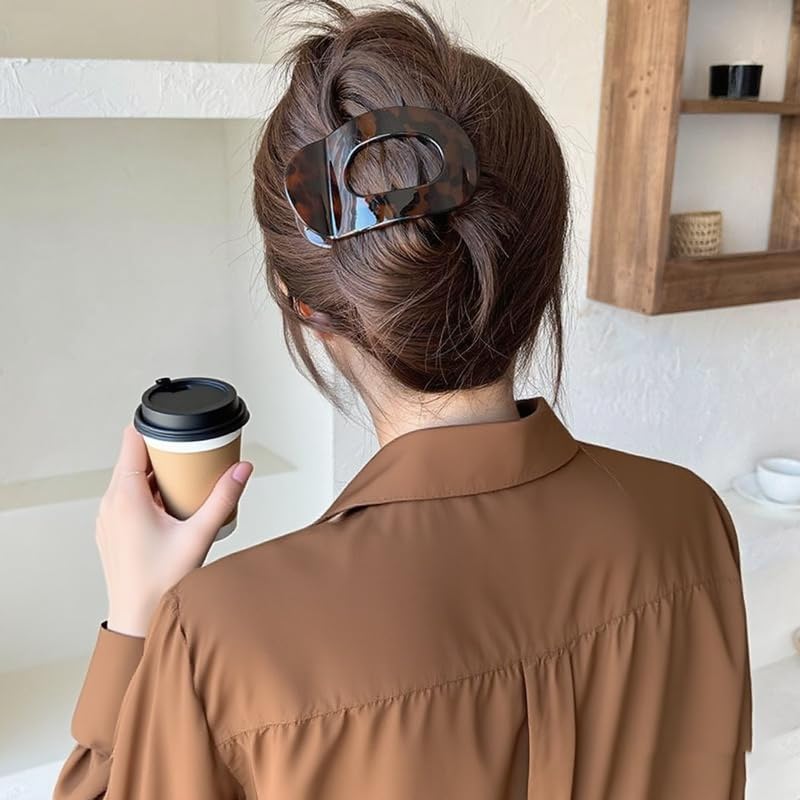 Generic hand holding clip to show actual size and easy one-handed use