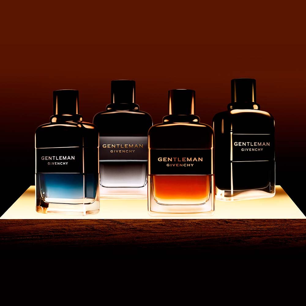 Close-up of cocoa and iris ingredients representing Givenchy scent richness
