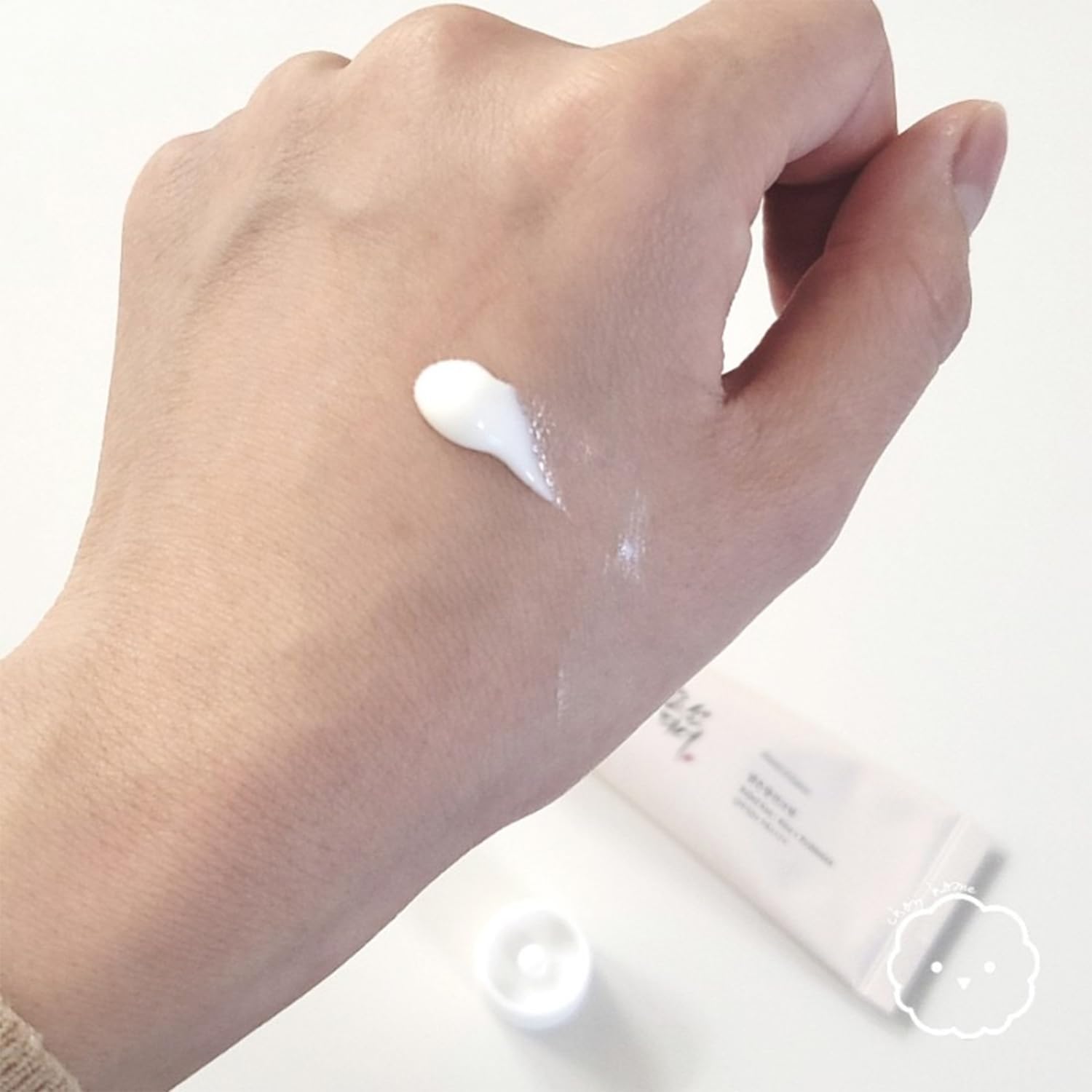 gonalulu in-use face application demonstrating lightweight spreadability and non-sticky comfort