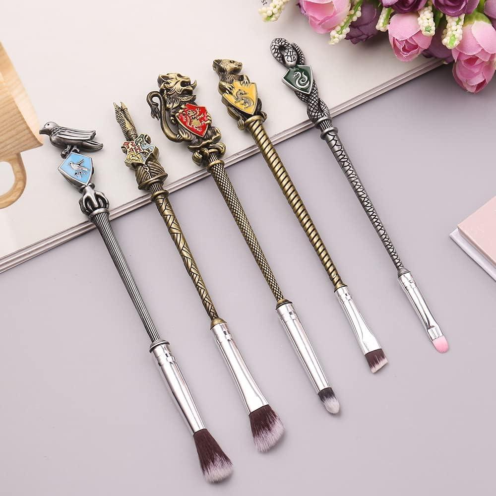 Hamowtux angled liner brush creating crisp eyeliner for defined results