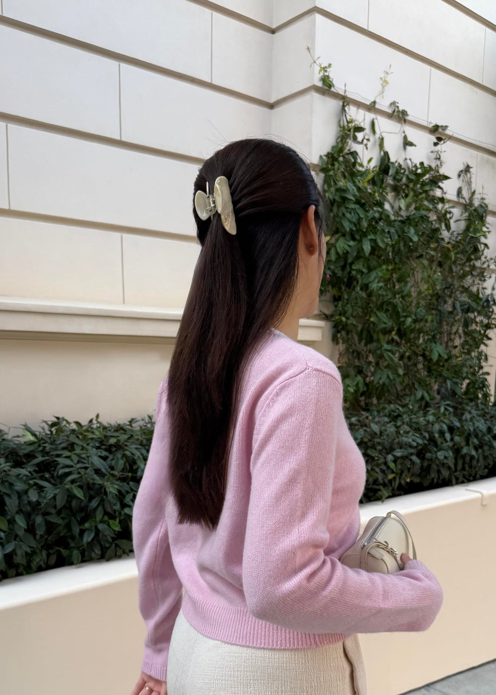 Hana Mia clip securing a half-up hairstyle, fast polished styling