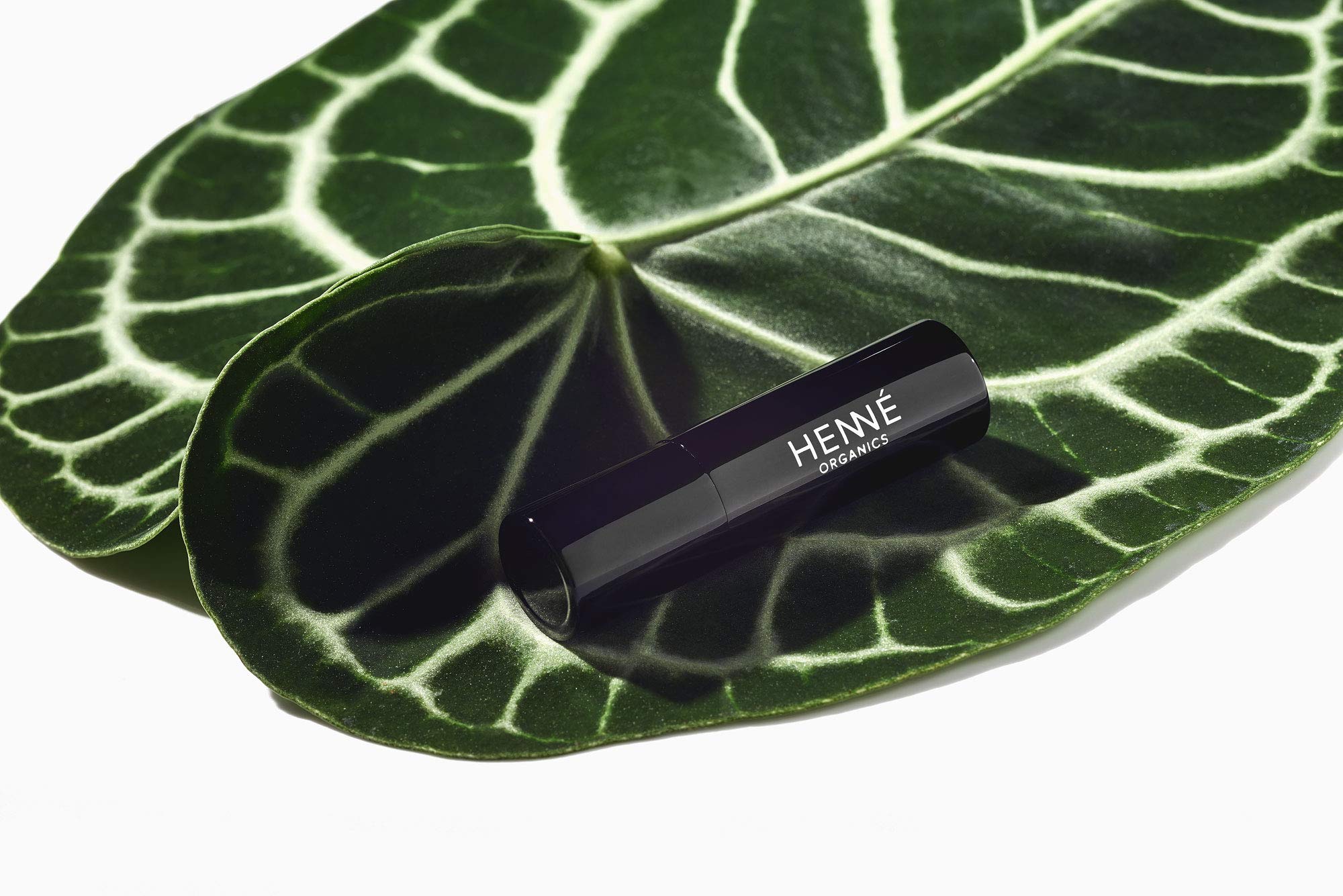 Henné Organics applied on lips demonstrating smooth hydration benefit