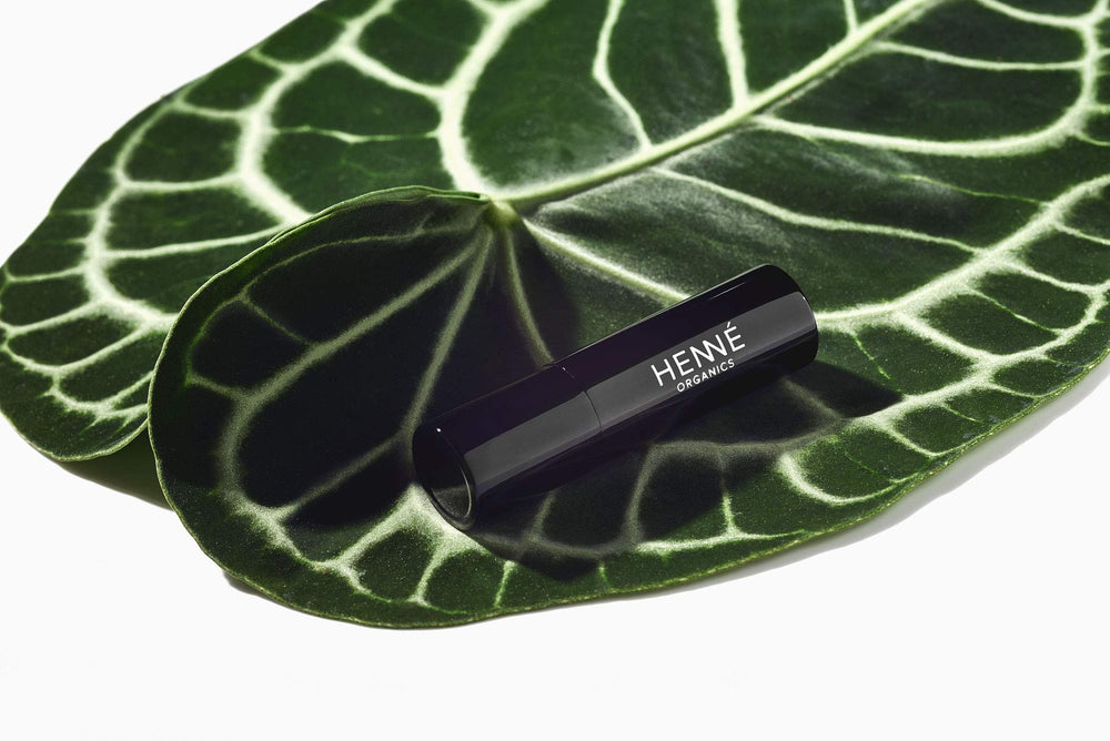 Henné Organics applied on lips demonstrating smooth hydration benefit
