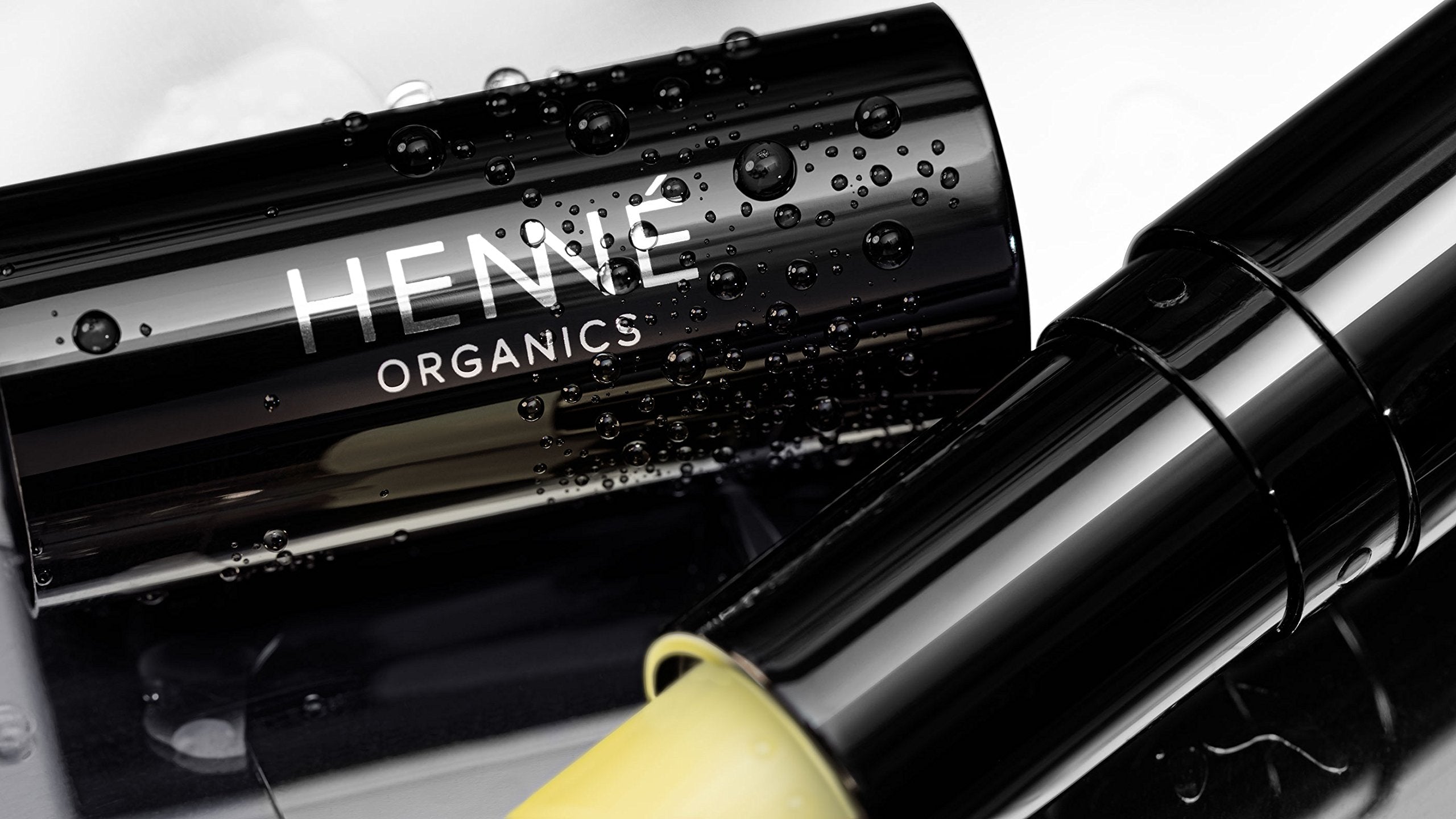 Henné Organics balm texture close-up showing creamy buttery finish benefit