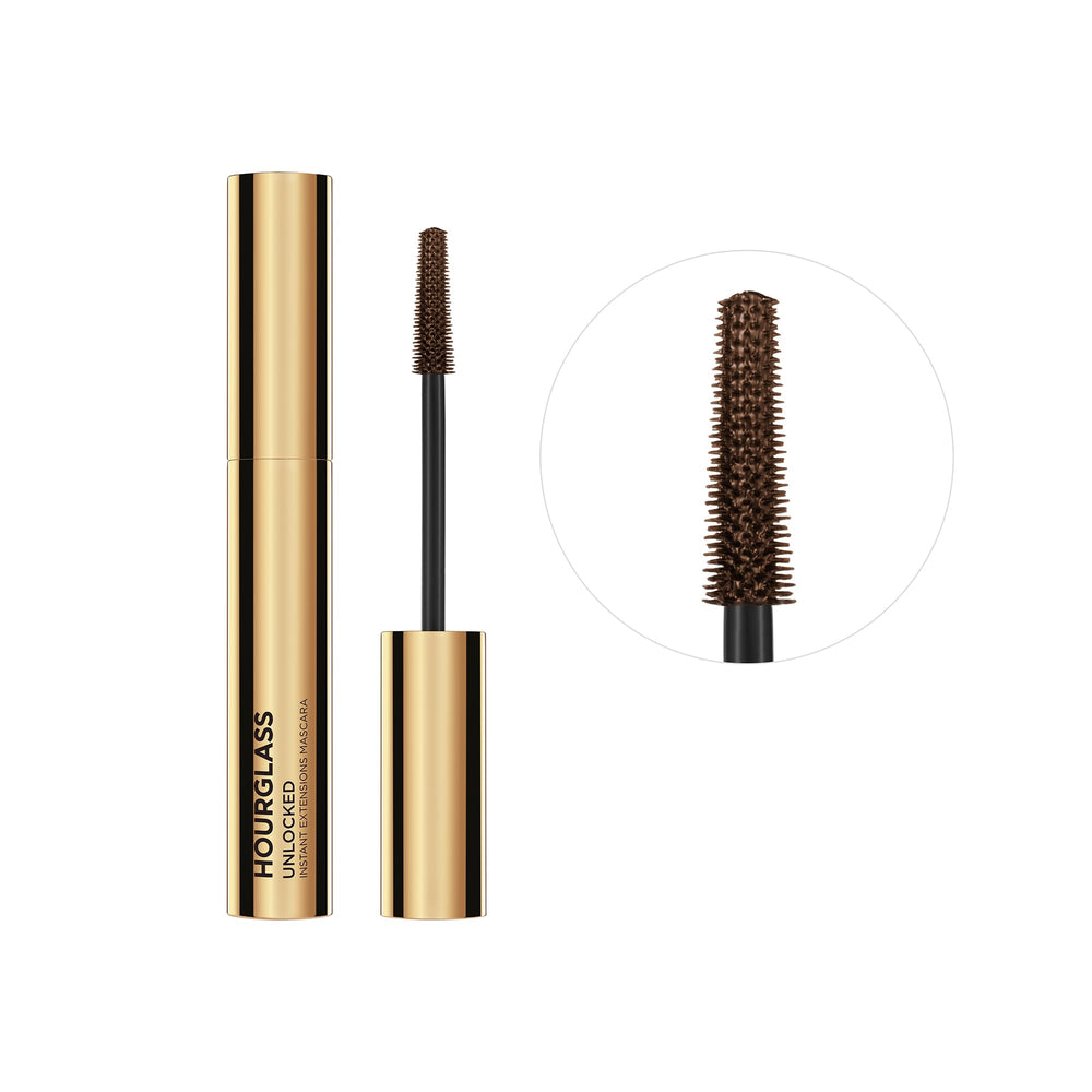 HOURGLASS tubing film on lashes close detail highlighting length and flake-free hold