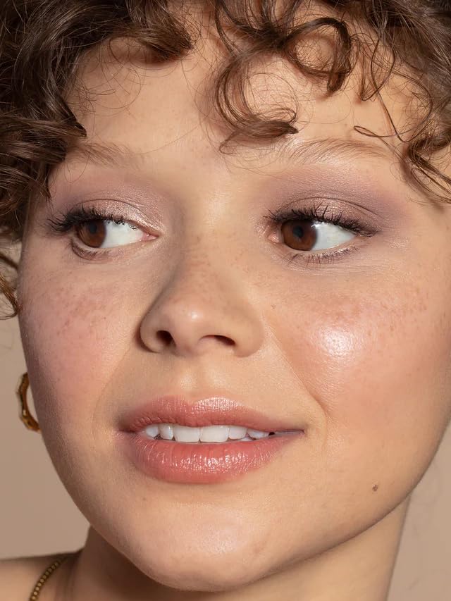 ILIA brush applying shadow to eyelid demonstrating effortless blending